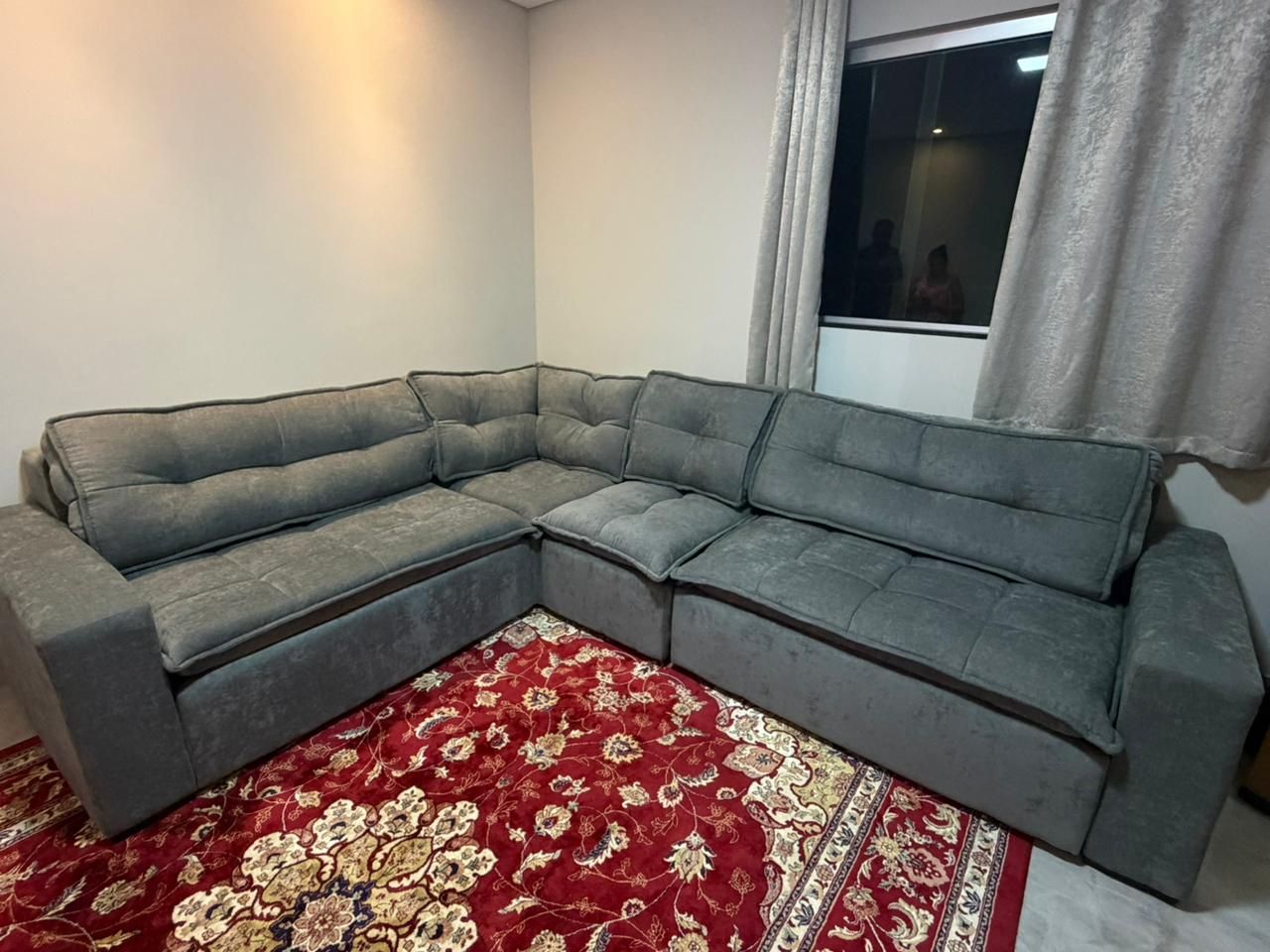 Sofá de canto cinza retrátil — vista lateral