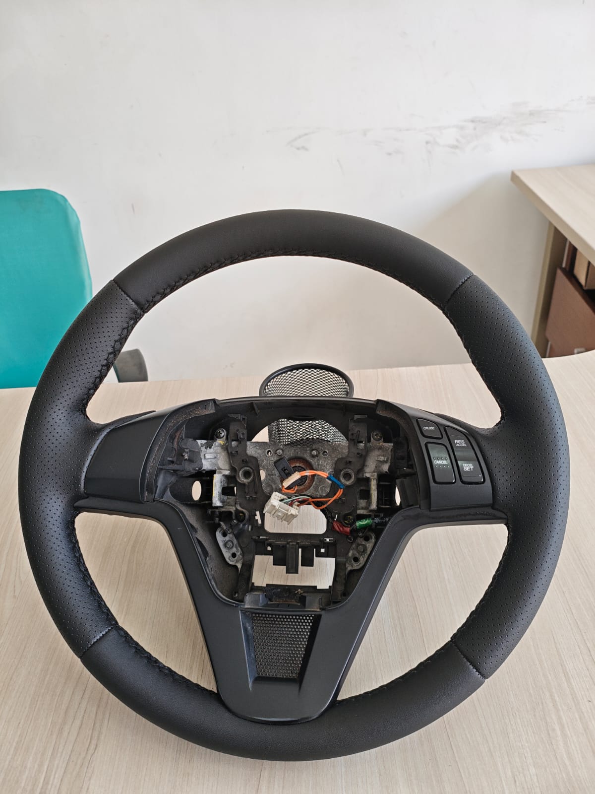 Volante Honda totalmente revestido em couro perfurado