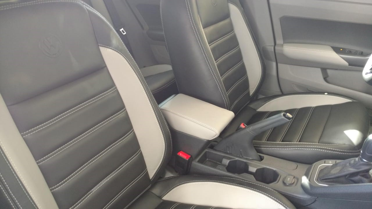 Interior VW com bancos em couro bicolor preto e cinza com costura branca